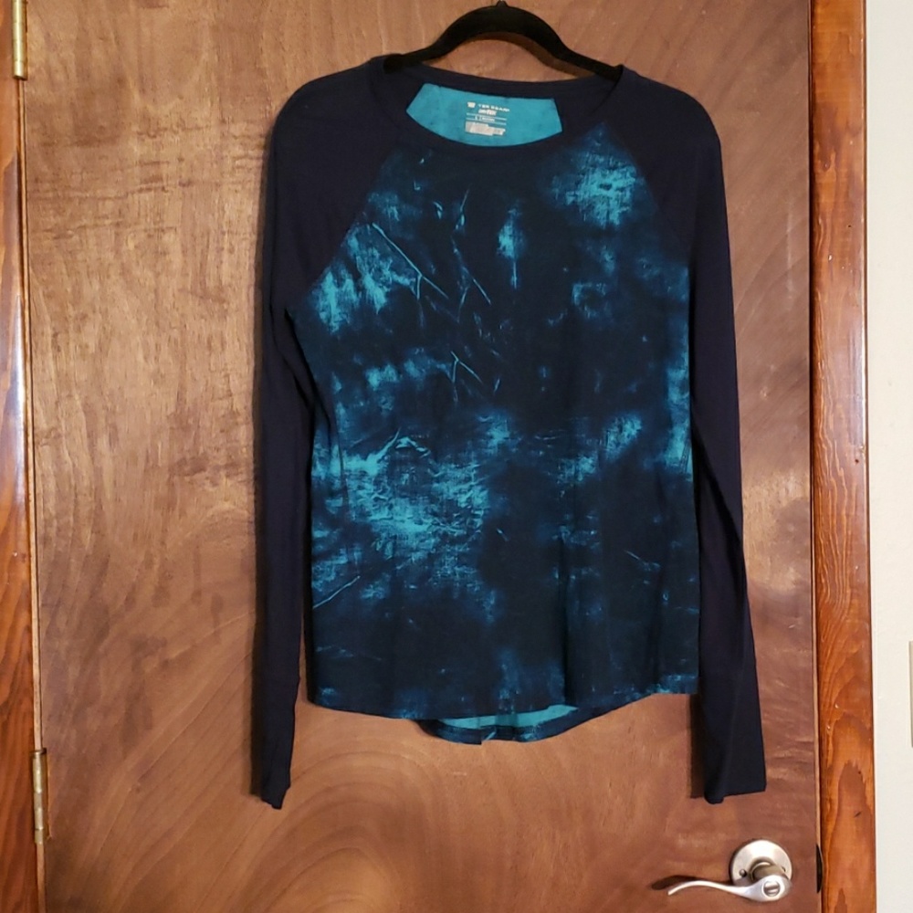 2 long sleeve athletic tops